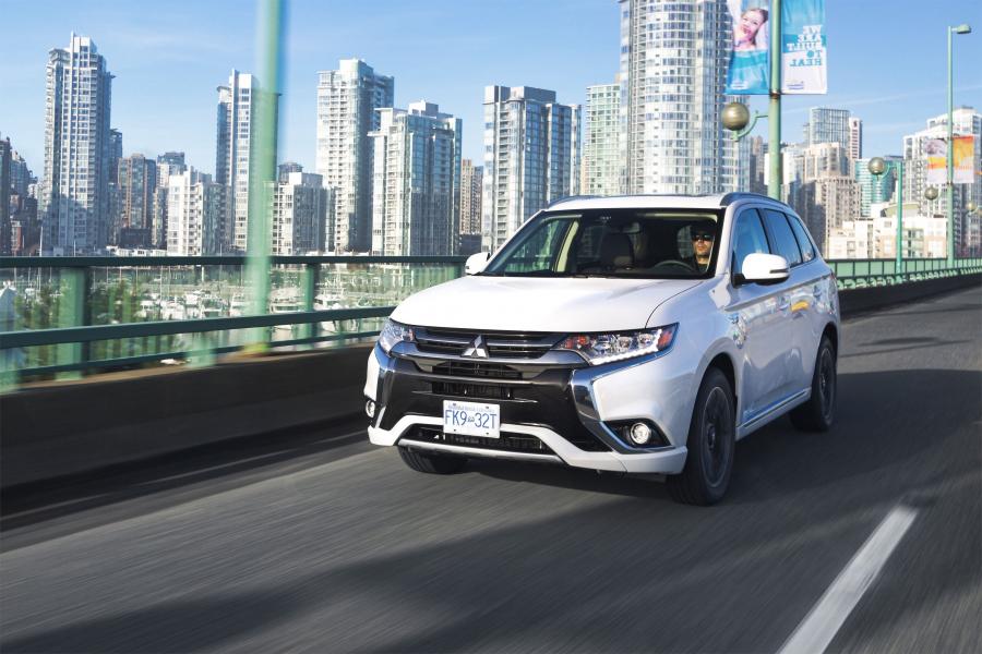  Mitsubishi Outlander PHEV 2017 года  (NA) (фото 26 из 70)